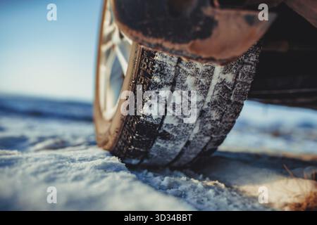Pneumatici per auto sulla neve in inverno, attenzione al battistrada Foto Stock