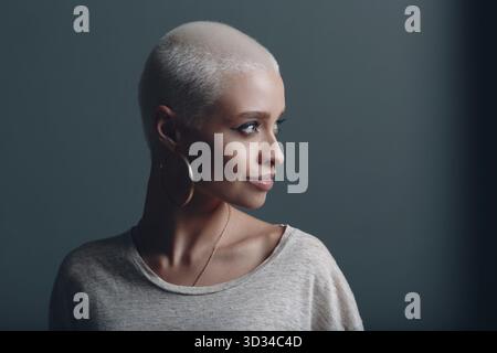 Giovane donna millenaria con ritratto dei capelli biondi corti Foto Stock