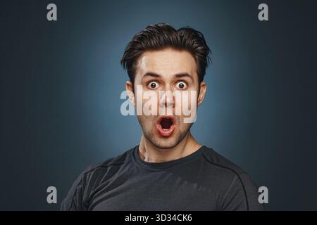 Giovane uomo ritratto emozionale wow Foto Stock