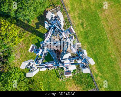 Fotografia aerea con drone che guarda in basso nella sezione superiore di una grande torre cellulare nelle Blue Mountains, nuovo Galles del Sud, Australia. Foto Stock