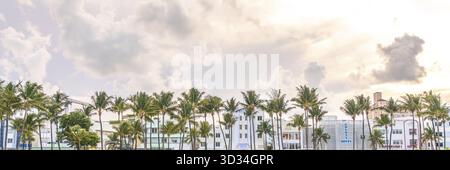 MIAMI BEACH, FLORIDA USA - 10 settembre 2019: Panorama degli hotel e dei ristoranti su Ocean Drive a Miami Beach Foto Stock
