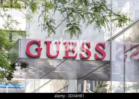 NEW YORK, USA - 15 MAGGIO 2019: Cartello con il negozio Guess di Manhattan. Guess è un marchio di abbigliamento e rivenditore americano Foto Stock