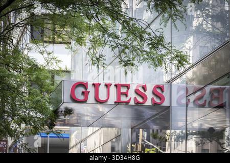 NEW YORK, USA - 15 MAGGIO 2019: Cartello con il negozio Guess di Manhattan. Guess è un marchio di abbigliamento e rivenditore americano Foto Stock