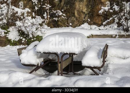 Tavoli e panchine ricoperti di neve in inverno Foto Stock