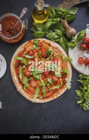Rendendo tradizionale pizza italiana con ingredienti freschi Foto Stock