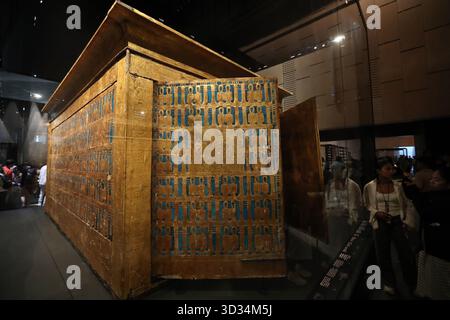 Cairo, Egitto. 4 novembre 2025. Il 4 novembre 2025 i turisti potranno visitare un santuario dorato presso la sala espositiva King Tutankhamon del Grand Egyptian Museum di Giza, Egitto. Il Grand Egyptian Museum (GEM), il più grande museo del mondo dedicato a una singola civiltà, è stato aperto al pubblico il martedì. Crediti: Sui Xiankai/Xinhua/Alamy Live News Foto Stock
