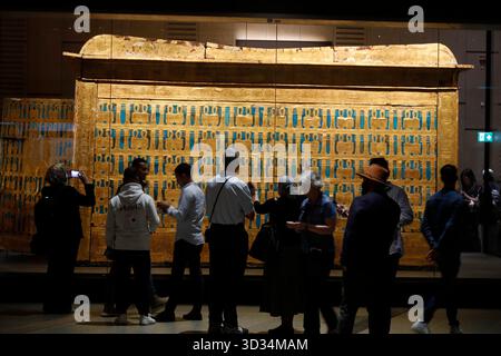 Cairo, Egitto. 4 novembre 2025. Il 4 novembre 2025 i turisti potranno visitare un santuario dorato presso la sala espositiva King Tutankhamon del Grand Egyptian Museum di Giza, Egitto. Il Grand Egyptian Museum (GEM), il più grande museo del mondo dedicato a una singola civiltà, è stato aperto al pubblico il martedì. Crediti: Ahmed Gomaa/Xinhua/Alamy Live News Foto Stock