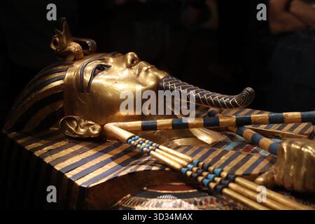 Il Cairo. 4 novembre 2025. Questa foto scattata il 4 novembre 2025 mostra un dettaglio di una bara dorata nella sala espositiva King Tutankhamon del Grand Egyptian Museum di Giza, Egitto. Il Grand Egyptian Museum (GEM), il più grande museo del mondo dedicato a una singola civiltà, è stato aperto al pubblico il martedì. Crediti: Sui Xiankai/Xinhua/Alamy Live News Foto Stock