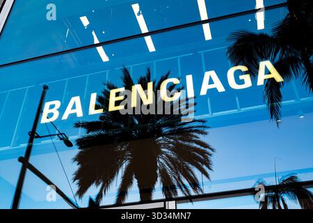 Finestra esterna del negozio Balenciaga su Rodeo Drive a Beverly Hills, Los Angeles, California, ingresso boutique di lusso con riflessi sulle palme Foto Stock