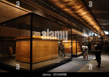Cairo, Egitto. 4 novembre 2025. I turisti visitano la sala espositiva King Tutankhamon del Grand Egyptian Museum di Giza, Egitto, il 4 novembre 2025. Il Grand Egyptian Museum (GEM), il più grande museo del mondo dedicato a una singola civiltà, è stato aperto al pubblico il martedì. Crediti: Sui Xiankai/Xinhua/Alamy Live News Foto Stock