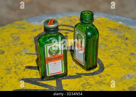 Leere Flaschen Jägermeister im Park Foto Stock