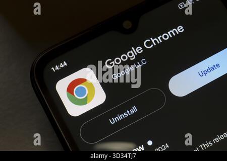 8 novembre 2024, Brasile. In questa immagine, il logo dell'app Google Chrome viene visualizzato sullo schermo di uno smartphone Foto Stock
