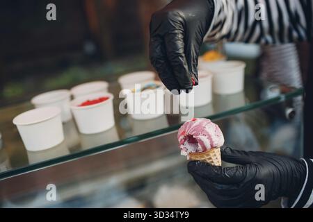 Condimento di diversi gusti per yogurt congelato o gelato Foto Stock