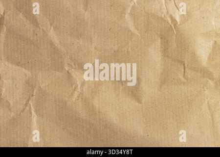 Vista dall'alto e cornice completa di trama di carta rugosa o strisciata, foderata o marrone, utilizzata come trama di fondo di carta marrone incrociata in opere d'arte decorative Foto Stock
