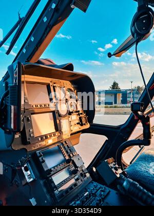 Quadro strumenti cabina di pilotaggio per elicotteri con illuminazione all'alba sull'eliporto dell'ospedale Foto Stock