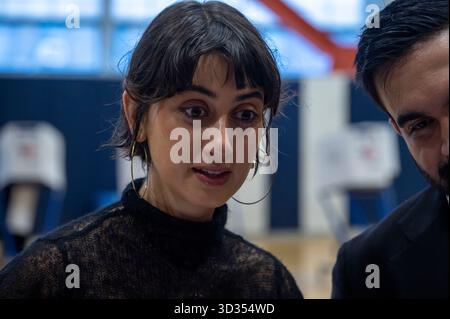 New York, Stati Uniti. 4 novembre 2025. NEW YORK, NEW YORK - 4 NOVEMBRE: Rama Duwaji effettua il check-in al polling station per esprimere il proprio voto alle elezioni generali alla Frank Sinatra High School il 4 novembre 2025 a New York. Crediti: Ron Adar/Alamy Live News Foto Stock