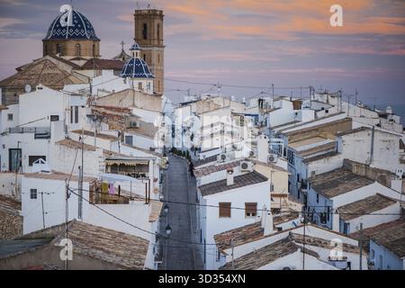 Vista panoramica sul villaggio Altea in Costa Blanca, Spagna al crepuscolo Foto Stock
