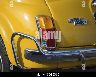 Vista laterale di una Fiat 500L gialla con dettagli cromati e luci posteriori, Scheveningen, Paesi Bassi Foto Stock