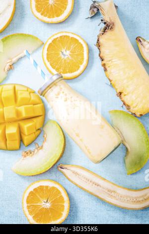 Piatto lay tropicale frullato, concetto di dieta Foto Stock