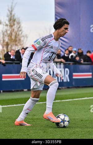 PARIGI, FRANCIA - 4 NOVEMBRE: Sul pallone Adin LICINA (FC Bayern Monaco U19 16) durante la partita di campionato tra gli U19 del Paris Saint Germain e gli U19 del FC Bayern Monaco il giorno 4 della UEFA Youth League al PSG Campus il 04.11.2025 Foto Stock