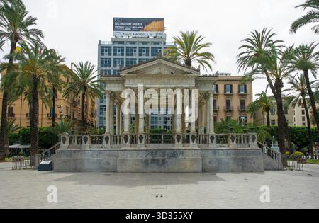 Palermo, Italia - 20 maggio 2025. Palchetto della musica in Piazza Castelnuovo. Architettura civica neoclassica della fine del XIX secolo Foto Stock