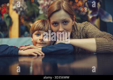Madre e bambino seduti nel ritratto di caffe Foto Stock