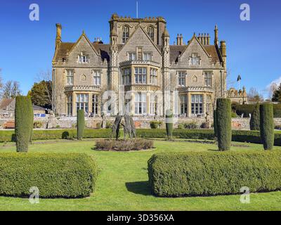 Gloucester, Gloucestershire, Inghilterra, Regno Unito - 28 marzo 2025: Vista panoramica dell'edificio principale e dei giardini paesaggistici del Tortworth Court Hotel Foto Stock