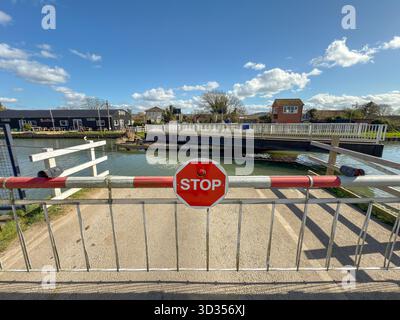 Gloucester, Gloucestershire, Inghilterra, Regno Unito - 28 marzo 2025: Segnale di stop sulla barriera di un ponte girevole sul canale Gloucester e Sharpness Foto Stock