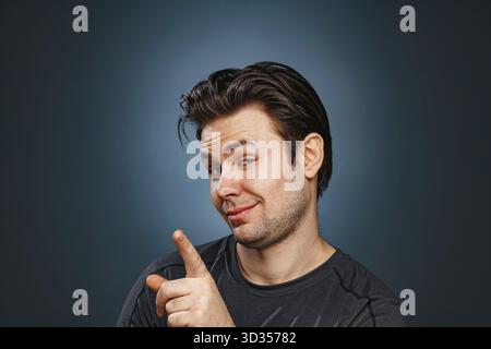 Giovane bruna che punta con un ritratto Foto Stock