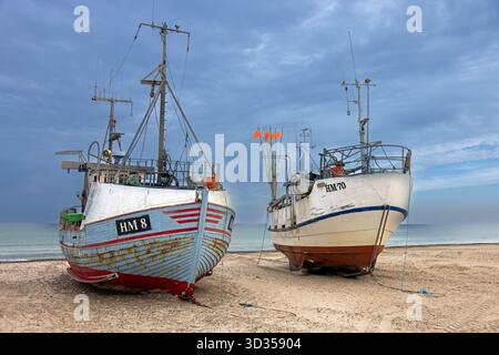 Barche da pesca spiaggiate su Thorup Strand / Thorupstrand, villaggio di pescatori sullo Skagerrak nel comune di Jammerbugt, regione dello Jutland settentrionale, Danimarca Foto Stock