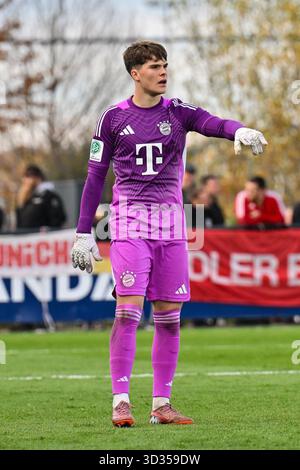 PARIGI, FRANKREICH - 4. NOVEMBRE: AM Ball Leon KLANAC (FC Bayern Monaco U19 1) beim Ligaspiel [partita di campionato] zwischen der U19 von Paris Saint Germain und der U19 des FC Bayern Monaco AM 4. Spieltag der UEFA Youth League AM PSG Campus AM 04.11.2025 Foto Stock