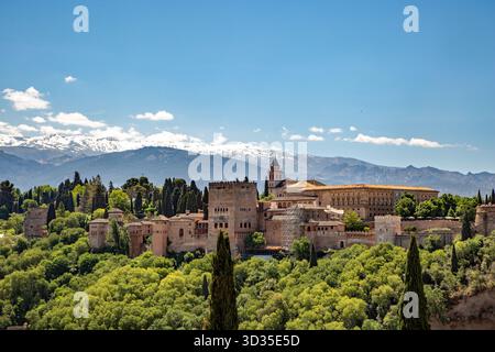 Vista dal Mirador de San Nicolas per la migliore vista dello skyline di Granada del Palazzo dell'Alhambra con le montagne della Sierra de Navarra alle spalle della Spagna Foto Stock