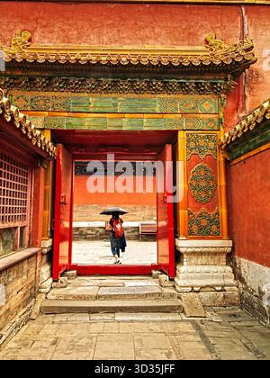 Camminando attraverso un cancello del palazzo Foto Stock