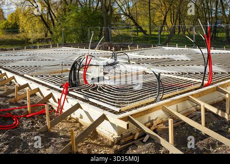 Installazione di sistemi di riscaldamento a pavimento in cantieri di fondazioni in calcestruzzo Foto Stock