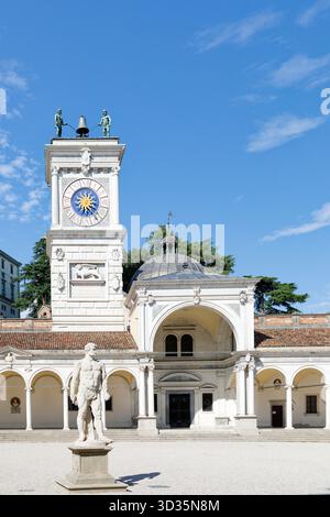Storica Loggia di San Giovanni con Torre dell'Orologio e colonnato, Udine, Italia Foto Stock