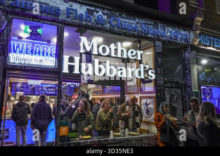 Londra, Regno Unito. 4 novembre 2025. I tifosi mangiano fish and chips prima della partita durante la partita di UEFA Champions League 4 di 8 Tottenham Hotspur vs F.C. Copenhagen al Tottenham Hotspur Stadium, Londra, Regno Unito, 4 novembre 2025 (foto di Mark Cosgrove/News Images) *** GER AUT sui OUT *** a Londra, Regno Unito il 4/11/2025. (Foto di Mark Cosgrove/News Images/Sipa USA) credito: SIPA USA/Alamy Live News Foto Stock