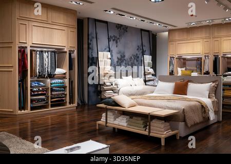 Hong Kong, Cina - 21 settembre 2025: Un letto preparato viene esposto nei grandi magazzini Lane Crawford all'IFC Mall. Foto Stock