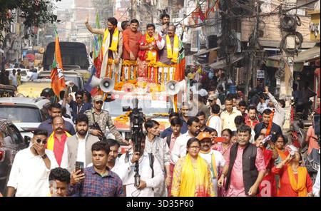 PATNA, INDIA - 4 NOVEMBRE: Candidato del BJP di Bankipur Nitin Navin con il primo ministro del Madhya Pradesh Mohan Yadav, il deputato del BJP Anurag Thakur e altri durante il Road show in vista delle elezioni dell'Assemblea del Bihar del 2025 il 4 novembre 2025 a Patna, India. Foto di Santosh Kumar/Hindustan Times Bihar Assembly elezioni 2025 Foto Stock