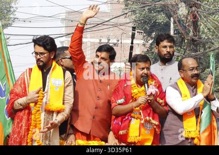 PATNA, INDIA - 4 NOVEMBRE: Candidato del BJP di Bankipur Nitin Navin con il primo ministro del Madhya Pradesh Mohan Yadav, il deputato del BJP Anurag Thakur e altri durante il Road show in vista delle elezioni dell'Assemblea del Bihar del 2025 il 4 novembre 2025 a Patna, India. Foto di Santosh Kumar/Hindustan Times Bihar Assembly elezioni 2025 Foto Stock