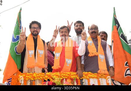 PATNA, INDIA - 4 NOVEMBRE: Candidato del BJP di Bankipur Nitin Navin con il parlamentare del BJP Anurag Thakur e altri durante il Road show in vista delle elezioni dell'Assemblea del Bihar 2025 del 4 novembre 2025 a Patna, India. Foto di Santosh Kumar/Hindustan Times Bihar Assembly elezioni 2025 Foto Stock