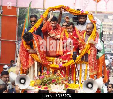 PATNA, INDIA - 4 NOVEMBRE: Candidato del BJP di Bankipur Nitin Navin con il primo ministro del Madhya Pradesh Mohan Yadav, il deputato del BJP Anurag Thakur e altri durante il Road show in vista delle elezioni dell'Assemblea del Bihar del 2025 il 4 novembre 2025 a Patna, India. Foto di Santosh Kumar/Hindustan Times Bihar Assembly elezioni 2025 Foto Stock