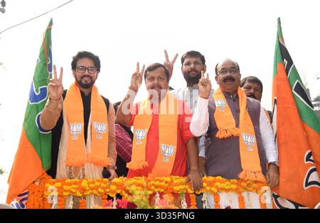 Patna, India. 4 novembre 2025. PATNA, INDIA - 4 NOVEMBRE: Candidato del BJP di Bankipur Nitin Navin con il parlamentare del BJP Anurag Thakur e altri durante il Road show in vista delle elezioni dell'Assemblea del Bihar 2025 del 4 novembre 2025 a Patna, India. (Foto di Santosh Kumar/Hindustan Times/Sipa USA) credito: SIPA USA/Alamy Live News Foto Stock