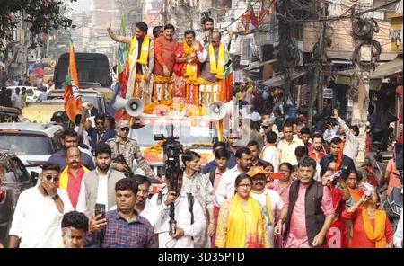 Patna, India. 4 novembre 2025. PATNA, INDIA - 4 NOVEMBRE: Candidato del BJP di Bankipur Nitin Navin con il primo ministro del Madhya Pradesh Mohan Yadav, il deputato del BJP Anurag Thakur e altri durante il Road show in vista delle elezioni dell'Assemblea del Bihar del 2025 il 4 novembre 2025 a Patna, India. (Foto di Santosh Kumar/Hindustan Times/Sipa USA) credito: SIPA USA/Alamy Live News Foto Stock
