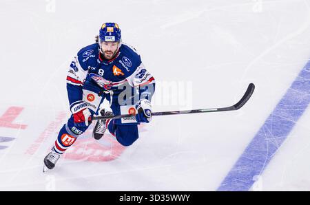 Zurigo, Svizzera, 3 ottobre 2025: N. 8 Willy Riedi, attaccante ZSC Lions. (Foto di Andreas Haas/dieBildmanufaktur) Foto Stock