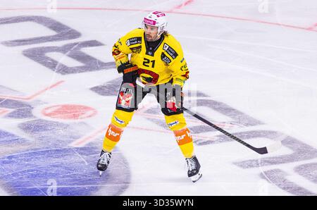 Zurigo, Svizzera, 3 ottobre 2025: N. 21 Simon Moser, attaccante SC Bern. (Foto di Andreas Haas/dieBildmanufaktur) Foto Stock
