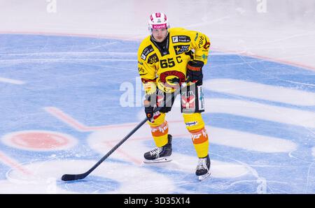 Zurigo, Svizzera, 3 ottobre 2025: #65 Ramon Untersander, difensore SC Bern. (Foto di Andreas Haas/dieBildmanufaktur) Foto Stock