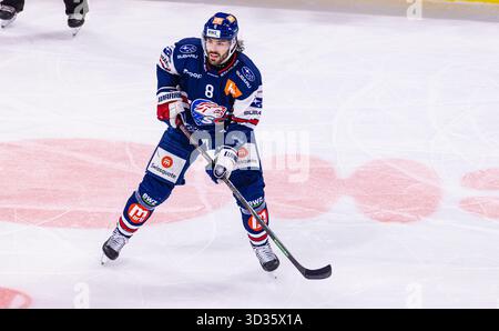 Zurigo, Svizzera, 3 ottobre 2025: N. 8 Willy Riedi, attaccante ZSC Lions. (Foto di Andreas Haas/dieBildmanufaktur) Foto Stock