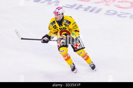 Zurigo, Svizzera, 3 ottobre 2025: #88 Thierry Schild, attaccante SC Bern. (Foto di Andreas Haas/dieBildmanufaktur) Foto Stock