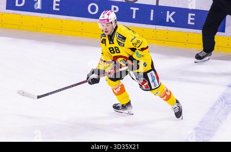 Zurigo, Svizzera, 3 ottobre 2025: #88 Thierry Schild, attaccante SC Bern. (Foto di Andreas Haas/dieBildmanufaktur) Foto Stock