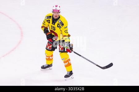 Zurigo, Svizzera, 3 ottobre 2025: N. 15 Miro Aaltonen, attaccante SC Bern. (Foto di Andreas Haas/dieBildmanufaktur) Foto Stock
